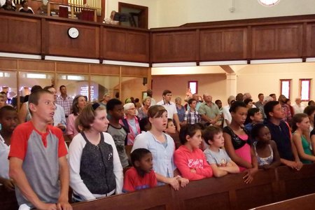 Voor staan die groep koshuisleerders van Laerskool Okkie Smuts wat ook ‘n pragtige sangitem gelewer het